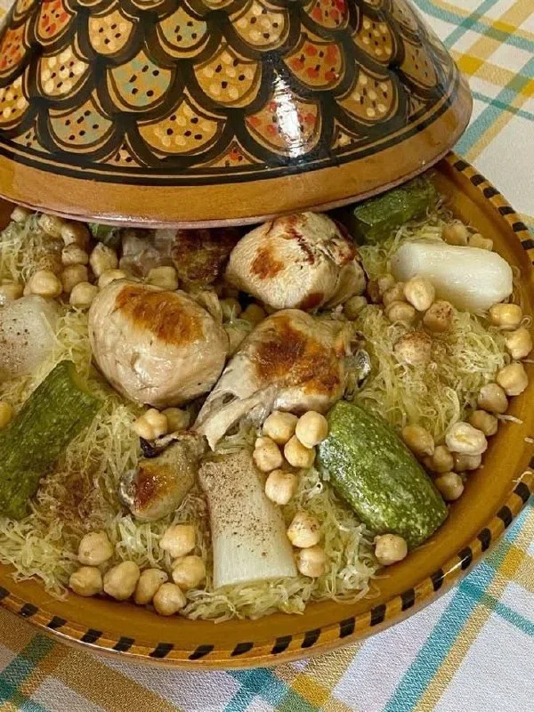 طاجين بالدَّجاجِ والكسكسِ والحِمَّصِ، من إعداد فتيات حِسَان